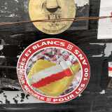 Arrivati di fronte alla vecchia sede della Banca Popolare di Bari troviamo una stampa bianca e rossa che sullo sfondo raffigura la tifoseria del Monaco, club dell�omonimo Principato, militante nella Ligue 1 francese. Questo simbolo � celebrativo: ricorda i cent�anni del team monegasco, compiuti nel 2024